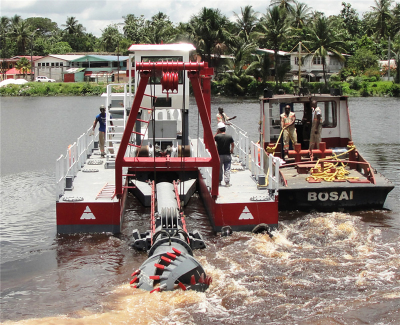 Kapal keruk hisap pemotong JMD350 sedang melakukan desilting untuk pembangkit listrik tenaga air di Guyana.